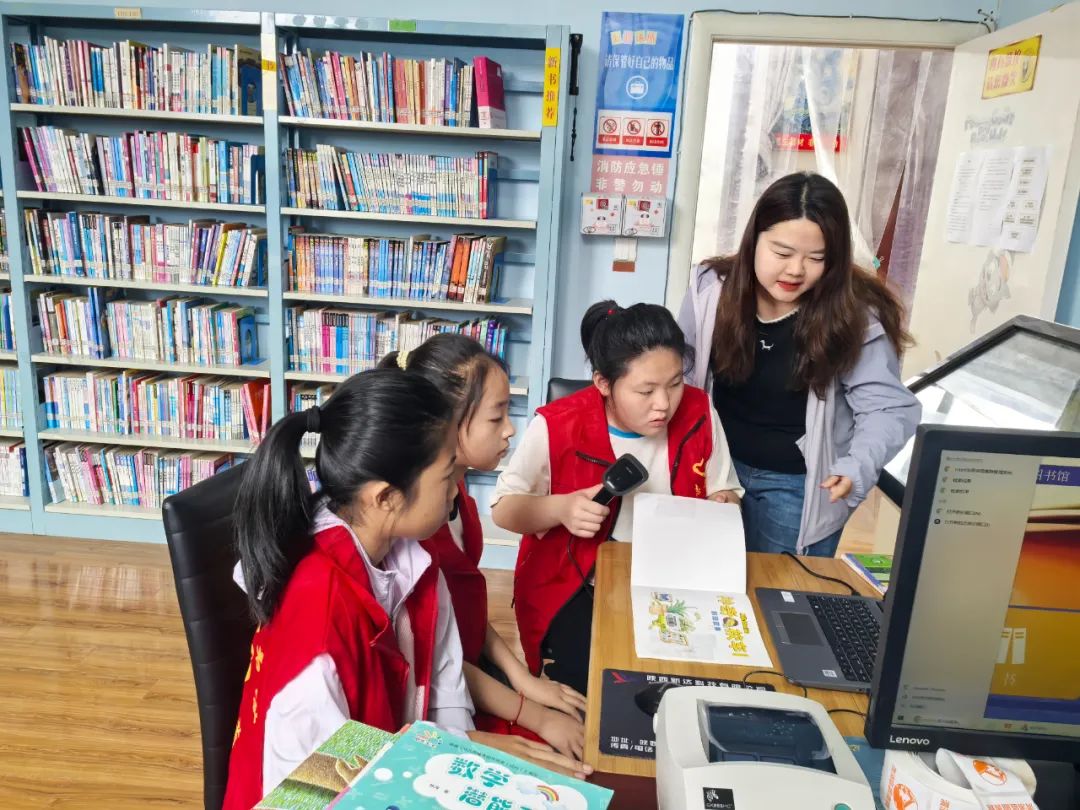 渭滨区图书馆7月第一批志愿者上岗服务 助力图书管理工作